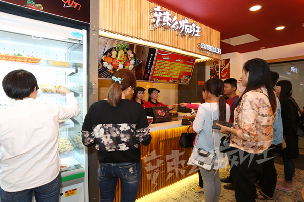 辣么疯狂双骨瓦罐麻辣烫加盟