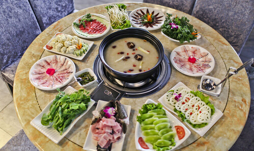 露华浓养生火锅加盟