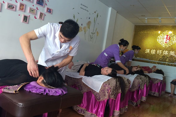 沃佳纤体美容坊加盟费