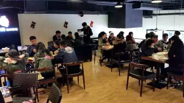 一家40平米的炸鸡店,年销300万的秘诀是啥?