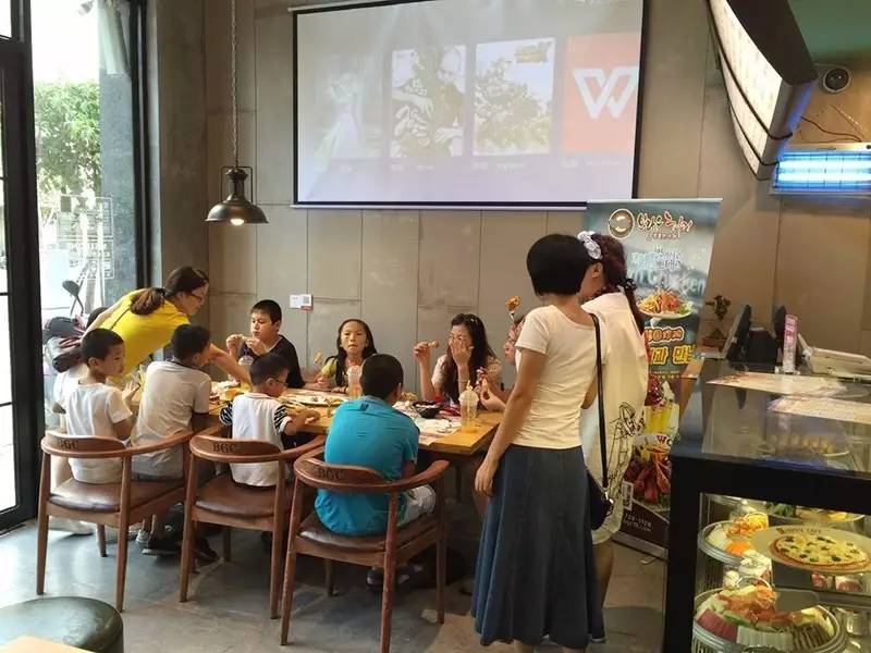 一家40平米的炸鸡店,年销300万的秘诀是啥?