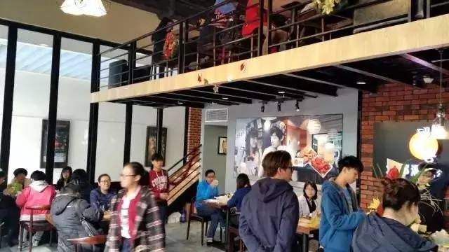 一家40平米的炸鸡店,年销300万的秘诀是啥?