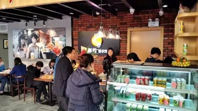 一家40平米的炸鸡店,年销300万的秘诀是啥?