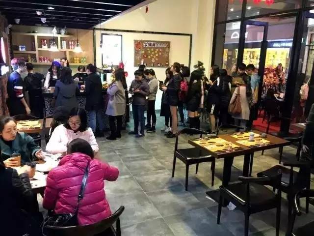 一家40平米的炸鸡店,年销300万的秘诀是啥?