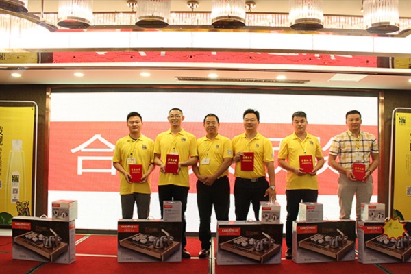 天地精华矿泉水加盟店