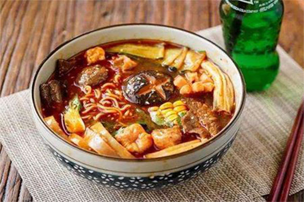 屈师傅麻辣烫加盟门店