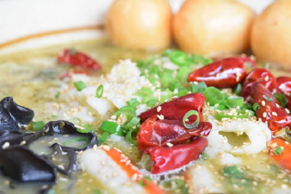 何小贤酸菜鱼面加盟店