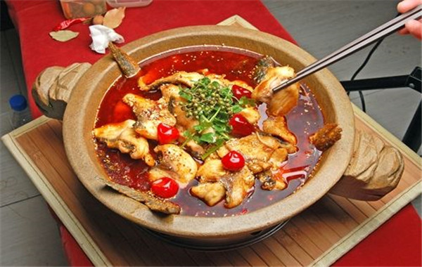 【老张石锅鱼火锅加盟】开店加盟老张石锅鱼火锅生意红火赚钱多！