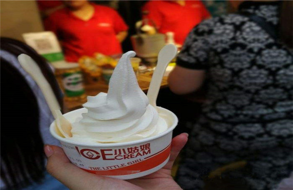 小姑娘冰淇淋