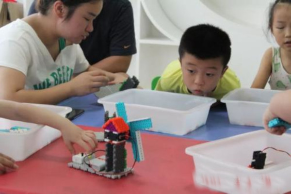 第二课堂机器人教育加盟