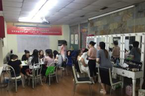 燕妮美甲化妆加盟费