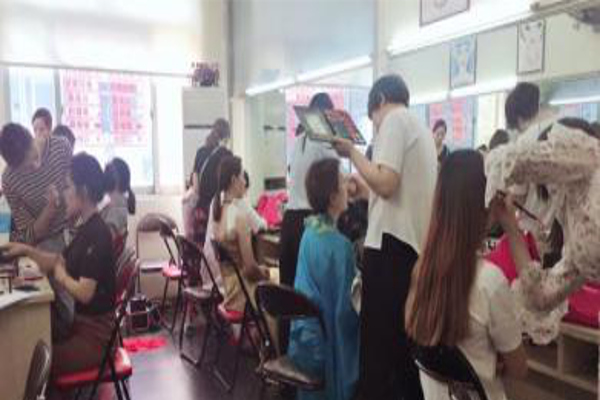 燕妮美甲化妆加盟费