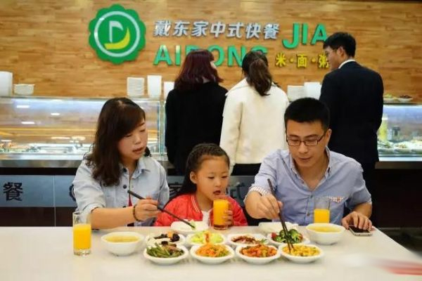 戴东家中式快餐加盟店