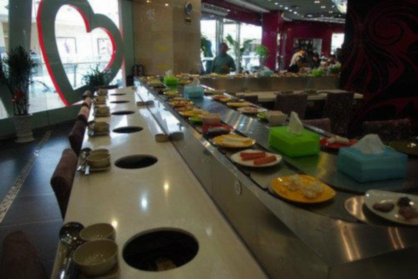 杨新伟旋转小火锅加盟店