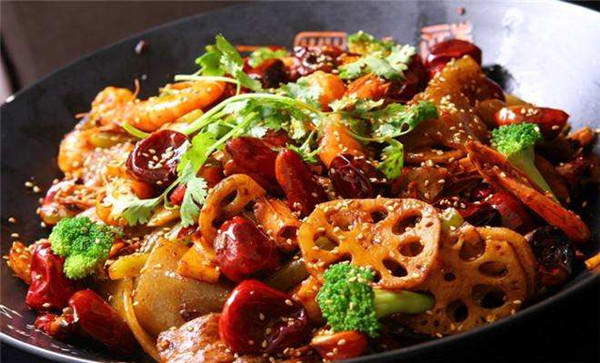 严师傅麻辣香锅加盟店