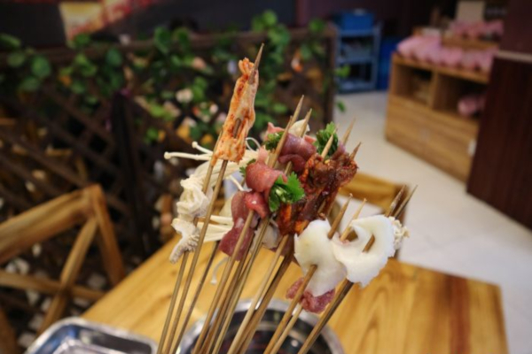 签与签寻串串香加盟店