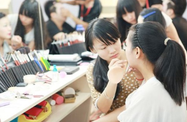 一尚化妆培训学校加盟费