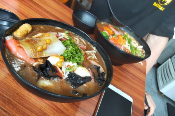 龙夹客麻辣烫加盟店