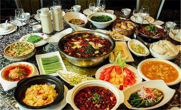 【老许家湖南大碗菜加盟】开店加盟老许家湖南大碗菜，一年赚得真多！