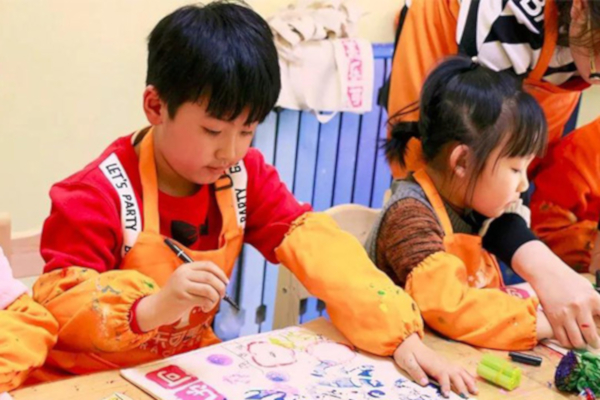 蓝色金少儿美术加盟店