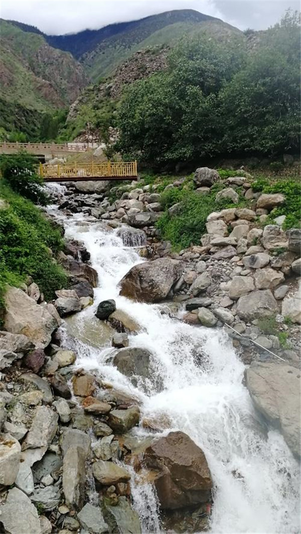 滇藏山泉