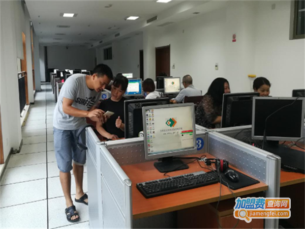 彩烘雨教育加盟费