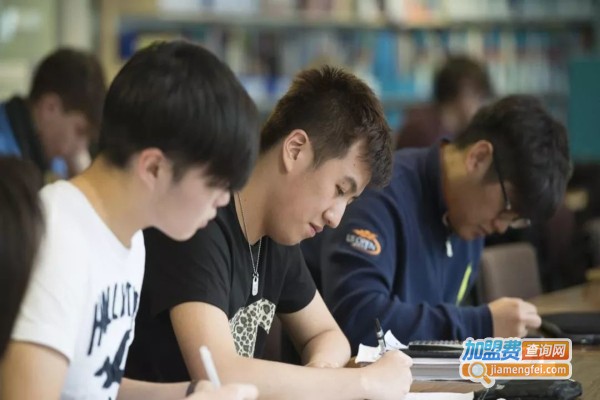 鸿博教育加盟费