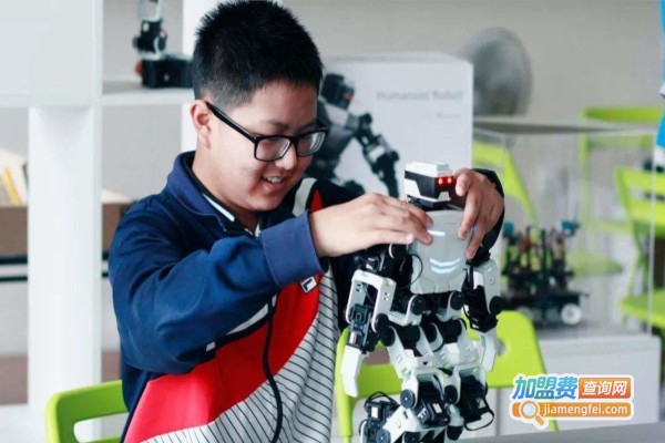 乐贝机器人教育加盟费