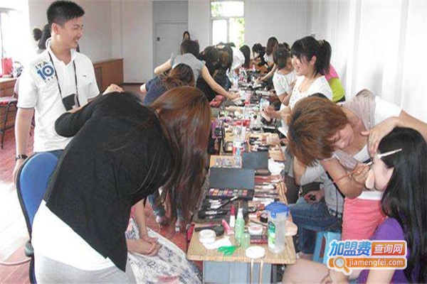 宽彩化妆培训加盟费