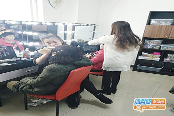 黄茹化妆培训加盟门店