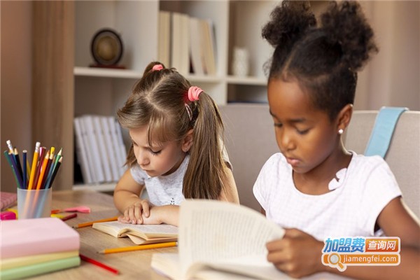 红绿蓝教育加盟费