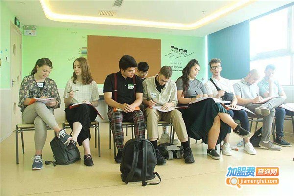 爱华人才培训中心加盟费