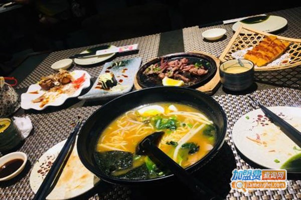 屋根里女仆主题日料餐厅