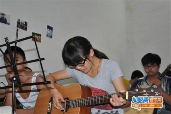 兄弟琴行加盟费