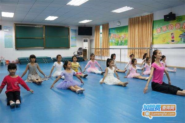 蓝艺艺术培训加盟费