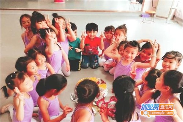 七色光艺术培训加盟费