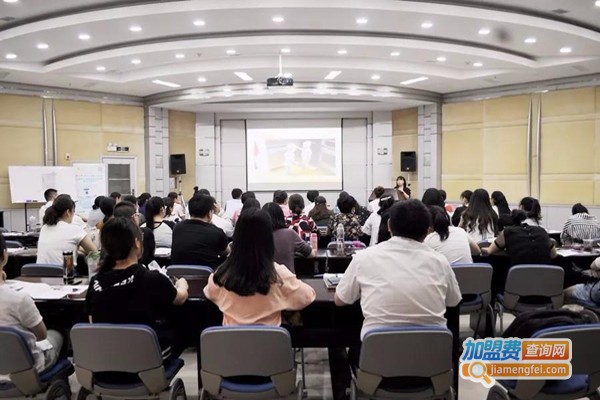 星星雨教育研究所加盟费