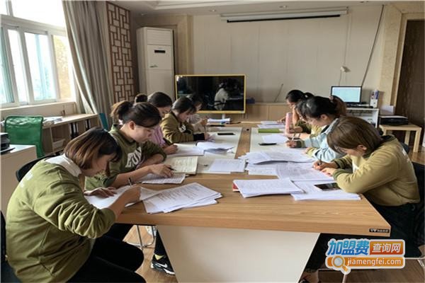 伊顿彩虹教育加盟