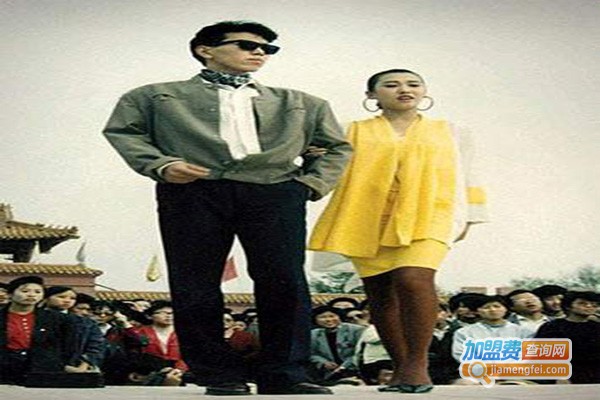 【时尚年代服饰加盟】加盟时尚年代服饰，把握商机赚钱多！