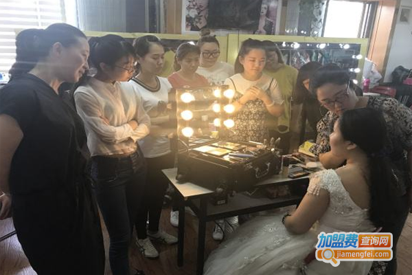 利亚苏苏化妆美甲学校加盟费