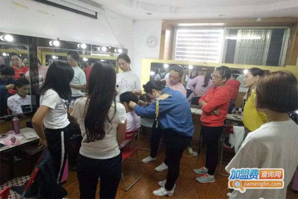 利亚苏苏化妆美甲学校加盟费