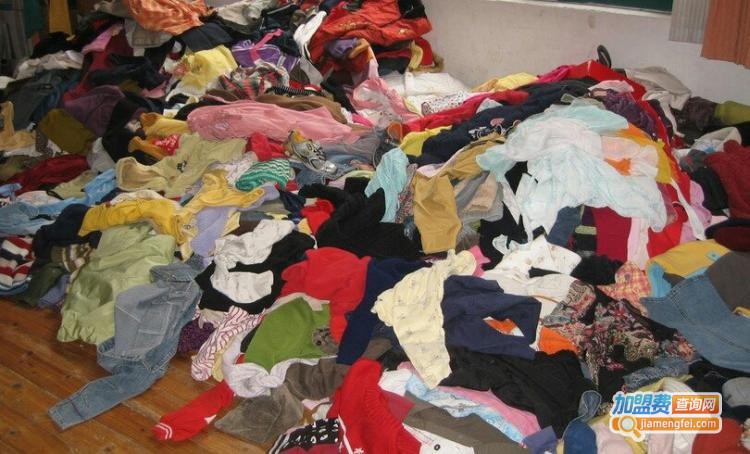 收旧衣服怎么赚钱（回收旧衣服一年赚200万）