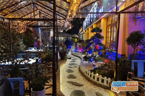 篱笆小院市井火锅加盟