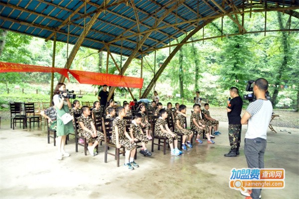 青少年户外训练营加盟