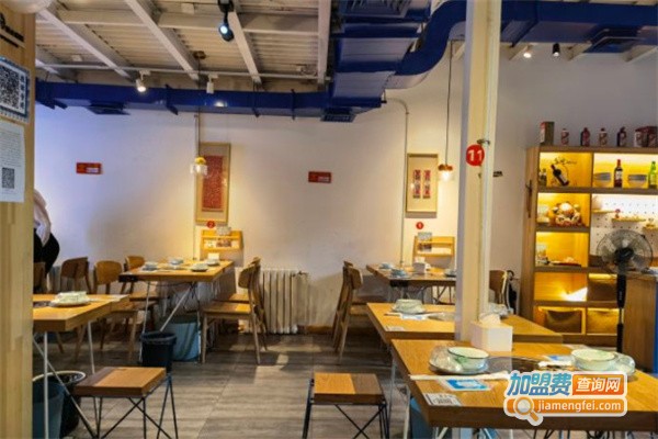 八两肥肠鸡煲火锅加盟