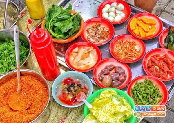 路边集市盘盘麻辣烫