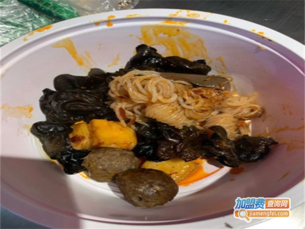 俩猫王炸街边麻辣烫加盟