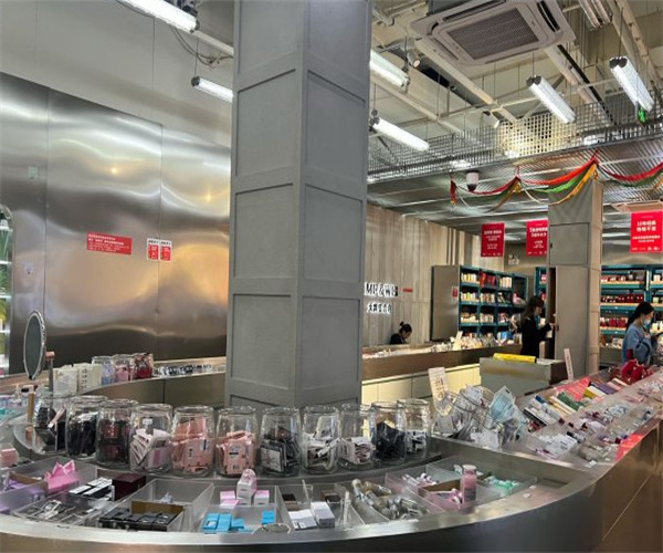 ME&WE米薇大牌集合仓加盟