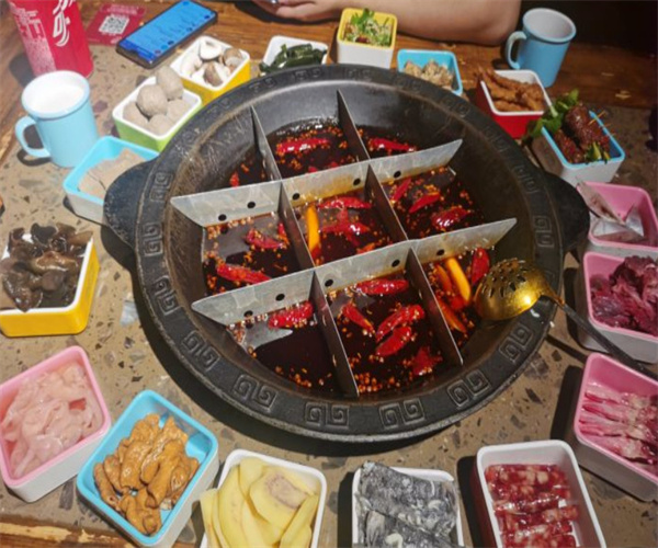 二两小陈重庆市井老火锅