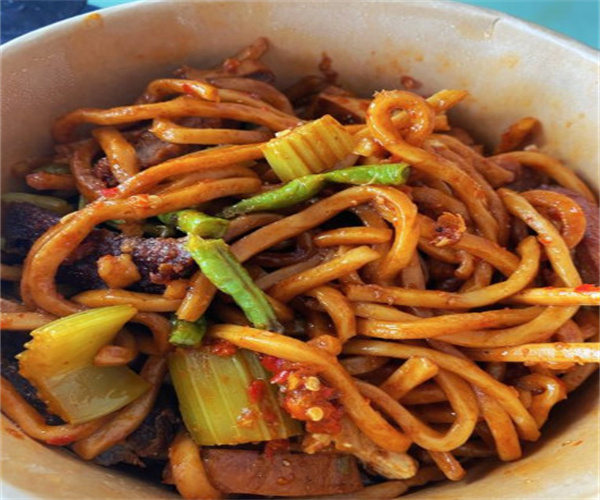 焖大师香锅焖面焖饭加盟，开店加盟焖大师香锅焖面焖饭，一年能赚很多！